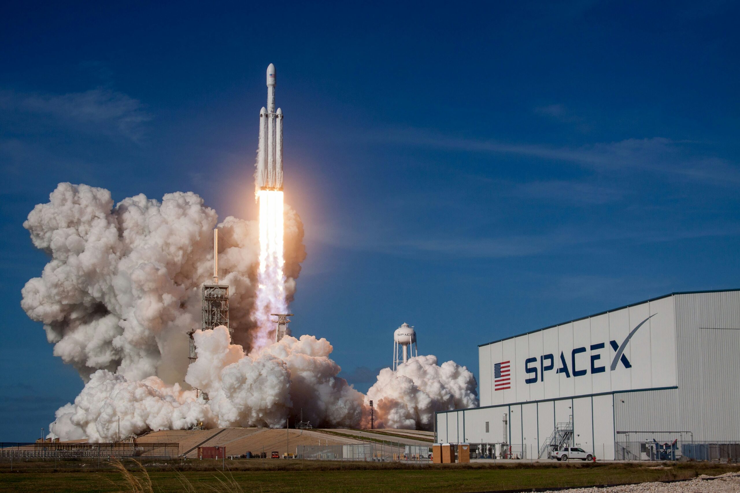 어두운 밤하늘을 배경으로 화염과 연기를 내뿜으며 강력하게 수직 상승하는 스페이스X(SpaceX) 로켓의 웅장한 발사 순간